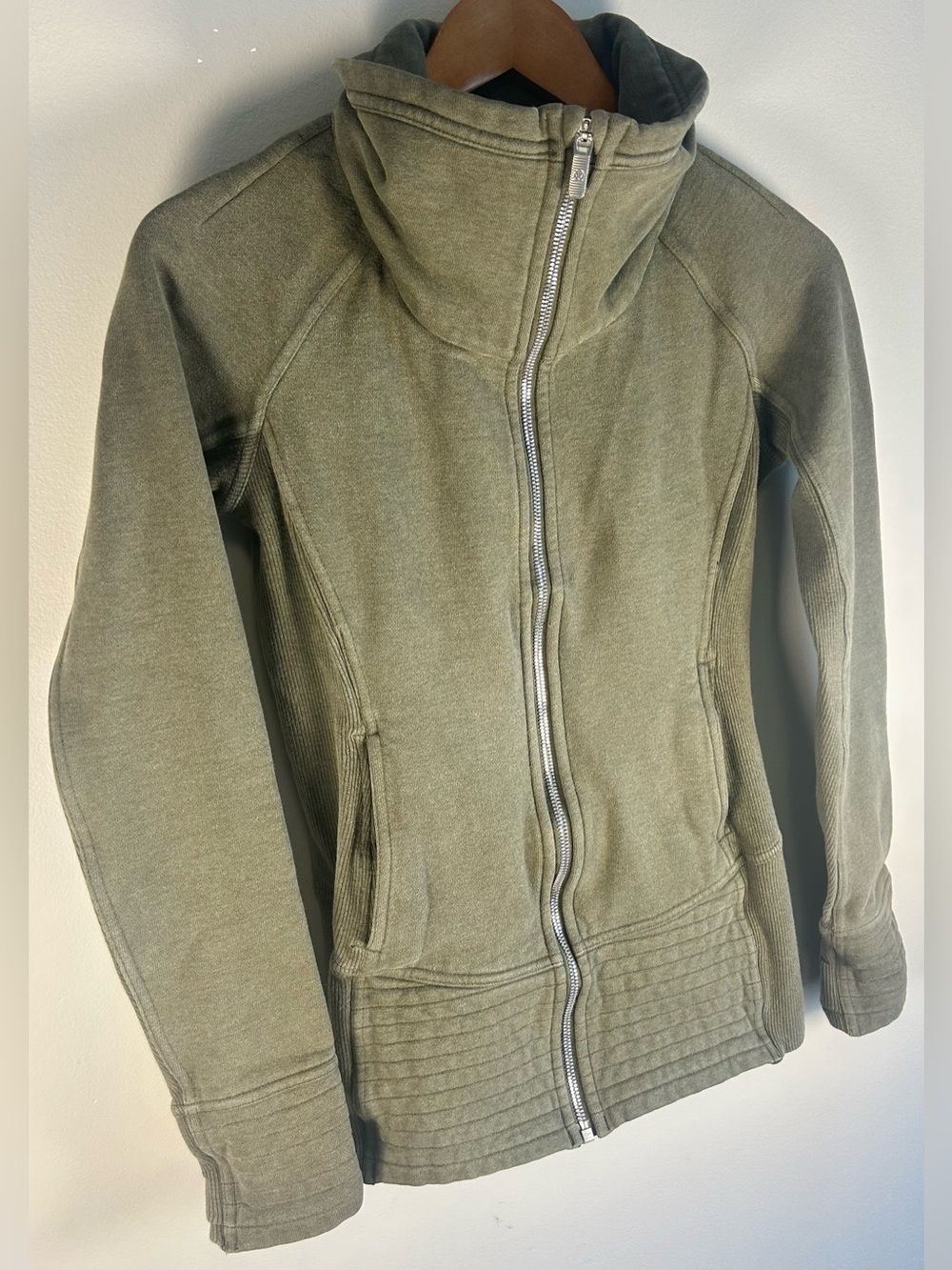 Lululemon Radiant Jacket II Size 2 Women’s Green Full Zip Sweater Thumbholes EUC - Picture 2 of 10